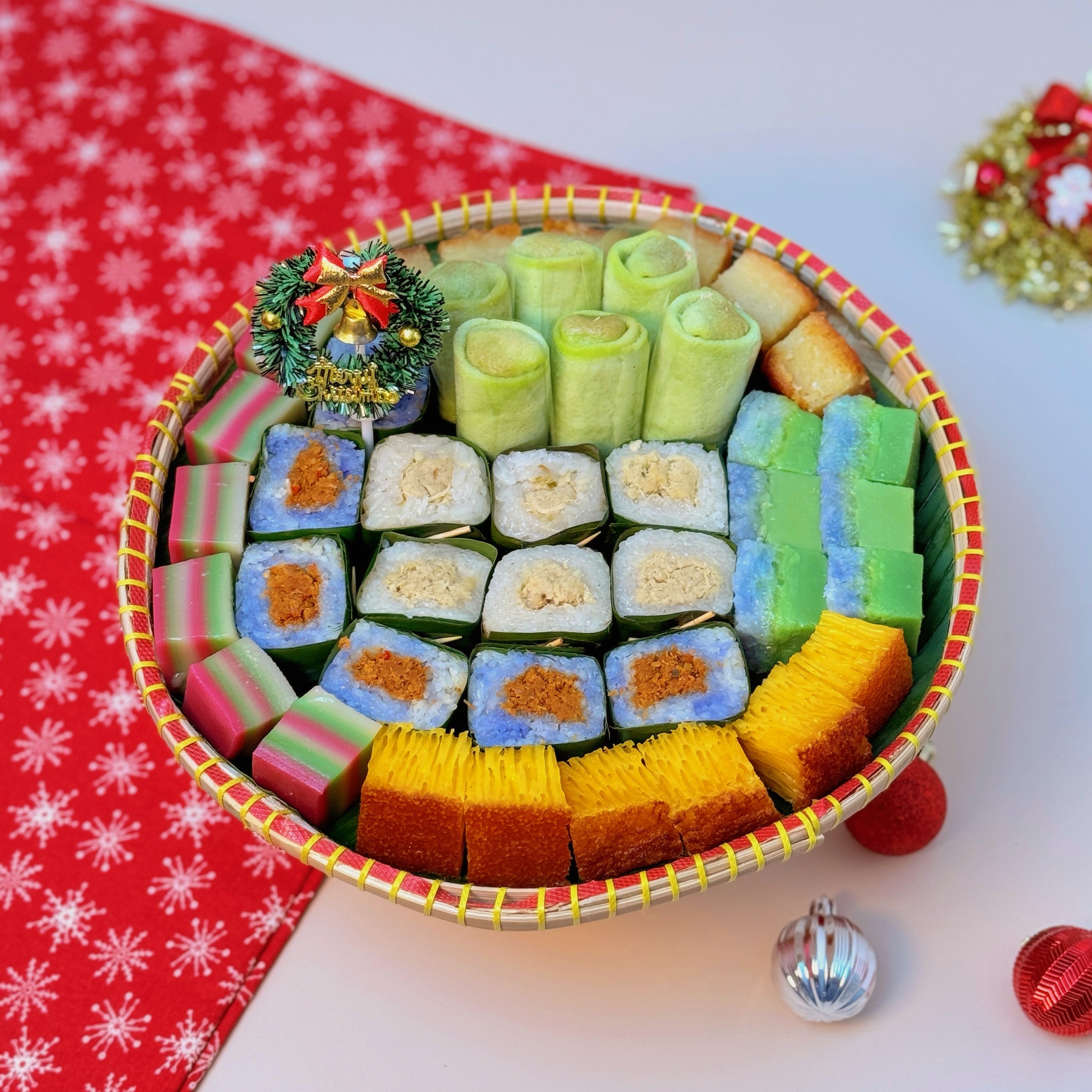 **Bite-size Kueh Small Bamboo Platter (42 pcs Christmas Edition)